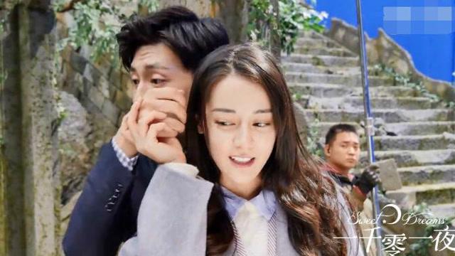 “倒挂金钩亲嘴？清朝人端AK？”哈哈古早婚纱照能有多炸裂！！